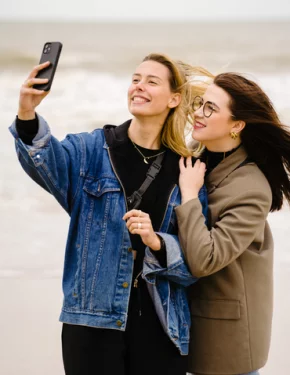 2 jonge vrouwen nemen een selfie